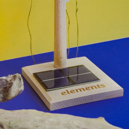 Eolienne solaire en bois